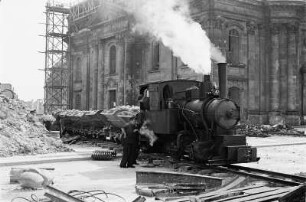 Enttrümmerung im Stadtkern : Dresden-Altstadt, Altmarkt. Trümmerbahn, im Hintergrund die Kreuzkirche