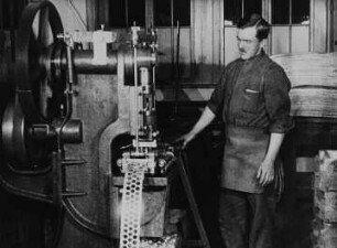 Szene aus dem Dokumentarfilm "Die Chlorodont-Fabrik" (Leo-Werke AG)
