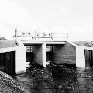 Rade: Alster: Sandfelder Schleuse: Neubau: vorn links Böschung