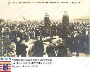 Darmstadt, 1908 August 12 / Beisetzung von Prof. J[oseph] M[aria] Olbrich (1867-1908) auf dem Friedhof in Darmstadt, Szenenfoto