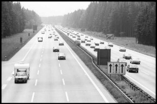 Hofholdinger Forst, starker Verkehr, sechsspurige Autobahn München - Salzburg