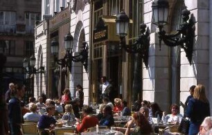Budapest - Cafèhaus : Historisches Cafèhaus am Vöresmartyplatz. Aufgenommen in Budapest 2001