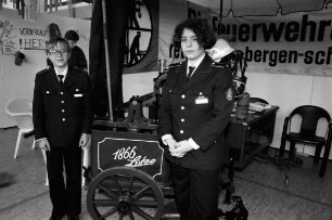 Messe "Wir in Trittau" auf dem Sportgelände an der Großenseer Straße: Markus Grützner und Daniela Menzel von der Jugendfeuerwehr Trittau präsentieren eine Feuerwehrspritze von 1866