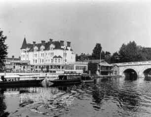 Themsefahrt : Blick von der Themse auf Thames Rivera Hotel