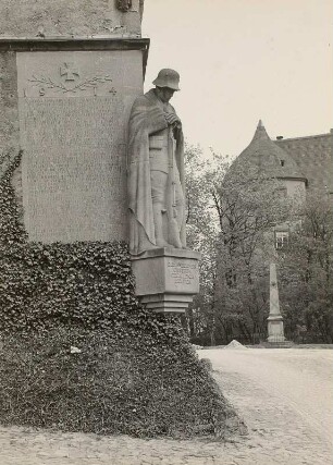 Nossen, Ehrenmal für die Gefangenen des 1. Weltkrieges : Nossen. Ehrenmal für die Gefallenen des 1. Weltkrieges an der Südwest-Ecke der Stadtkirche