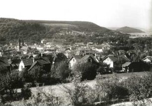Meiningen, Stadtansicht : Meiningen. Blick von der Donopskuppe über die Stadt nach Nordwesten gegen den Herrenberg