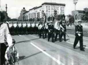 Angehörige der Offiziersschule der Volksmarine bei der Maiparade