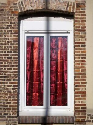 Frankreich. Haute Normandie. Seine Maritime. Forges les Eaux. Fenster mit roter Gardine