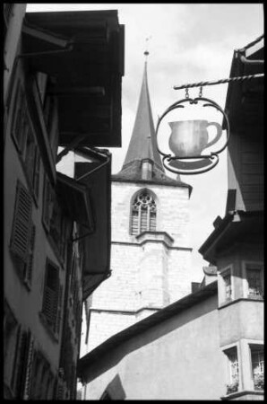 Biel: Aushängeschild, Kanne, in enger Gasse