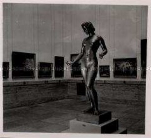 München, Bildhauer Professor Arno Breker, Kunstausstellung, Figur "Psyche"