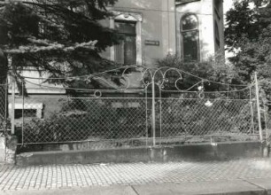 Dresden-Trachau. Buchholzer Straße 2. Wohnhaus (Anfang 20. Jh.). Einfriedung