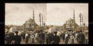 Passanten auf der Galatabrücke, Valide-Sultan-Moschee oder Neue Moschee im Hintergrund, Istanbul