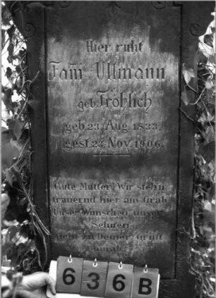 Grabstein 636 (Index: 99788955) Material: Sandstein und Marmor Zustand: gut Maße HxBxT: 138x58x23 cm Symbolik: aufgeschlagenes Buch mit Inschrift: Psalmenbuch: Grabstein 636B