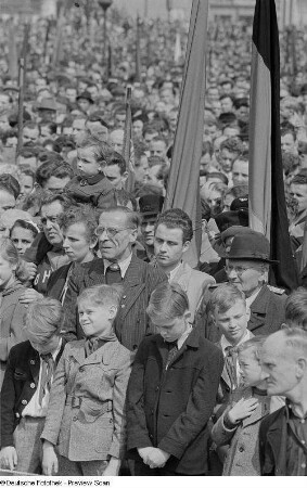 Blick auf die Teilnehmer einer Kundgebung auf dem Karl-Marx-Platz (heute: Augustusplatz)