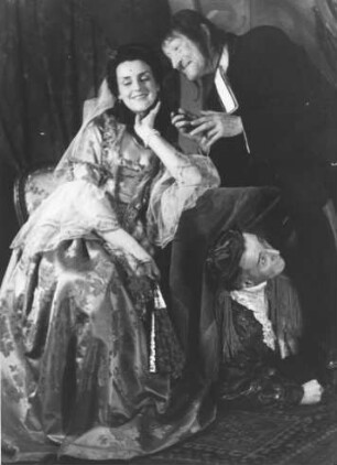 Die Schauspieler Jutta von Oppermann, Willy Maertens und Wolf von Beneckendorff während einer Aufführung der Komödie "Tartuffe oder Der Betrüger" 1946 im Thalia Theater Hamburg