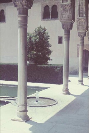 Reisefotos. Säulen und kleiner Springbrunnen in einem Innenhof, vielleicht einer Moschee