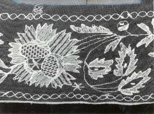 Detail des Halstuches der Bautzener Tracht : Bildende Volkskunst - Flachsfaser. Ausschnitt eines Halstuches der ehemaligen Bautzener Tracht.