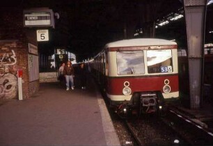 Berlin Friedrichstraße Gleis 5 elTw Baureihe 476 Zuganzeige Bahnsteig Reisende