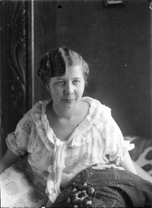 Portrait einer jungen Frau (aus der Familie Knochenhauer)