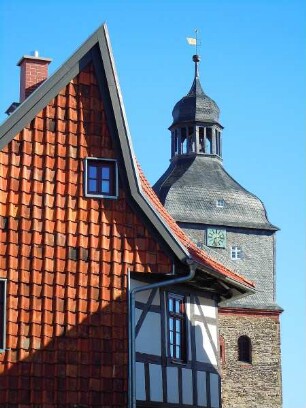 Harzgerode - Bergkirche Sankt Marien : Die Kleinstadt im Unterharz hat sich zum lokalen Wirtschaftsstandort und Touristenziel entwickelt. Blick auf die alte Bergmannskirche Sankt Marien am Markt. Aufgenommen in Harzgerode am 16. Oktober 2011