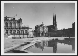 Dresden, Zwinger : Dresden-Altstadt. Zwinger (1709/1728; M. D. Pöppelmann). Zwingerhof gegen Glockenspielpavillon, im Hintergrund die Sophienkirche