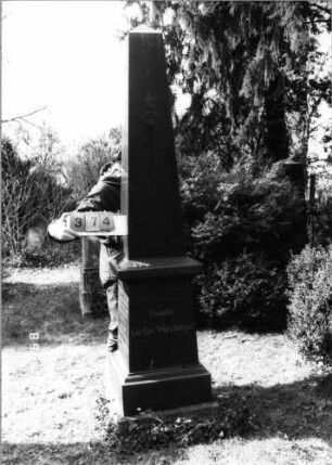 Grabstein 374 (Index: 100093485) Maße HxBxT: 249x50x50 cm Symbolik: (Leviten-)Kanne Besonderheit: Doppelgrab für Eheleute: Grabstein 374