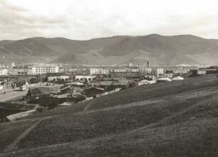 Ulan Bator. Blick von einem Steppenhügel über Katenviertel des Stadtrandes, Neubau- und Industrieviertel zum Bogdo ola (2273 m)