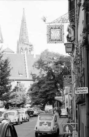 Freiburg: Turmstraße gegen Rathaus mit Münsterturm