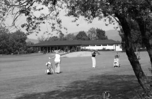 Kirchzarten: Golfplatz, Clubhaus, Vordergrund Golfspieler