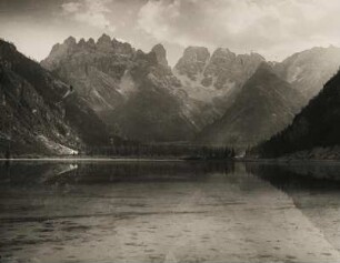 Hochgebirgslandschaft mit See. Eventuell Vierwaldstätter See