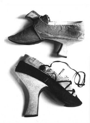 Zwei Damenschuhe, Holz, Leder, Textiles ; Anfang 18. Jh.