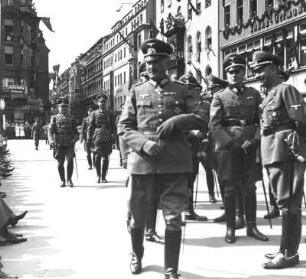 Dresden, Altmarkt, an der Ehrentribüne. Einzug der 4. Division in Dresden, 9. August 1940