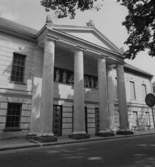 Putbus. Residenztheater, Portikus