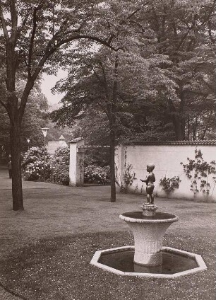 Großer Garten : Reichsgartenschau, Durchgang vom Kugelhausplatz zum Freigelände mit Brunnen von J. Born, Dresden