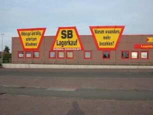 Aschersleben - Möbelwerbung im Zentrum : Möbelwerbung. Aufgenommen am 30. Mai 2004 in Aschersleben