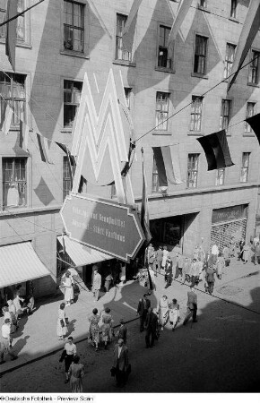 Blick auf den belebten Neumarkt und den Messehof