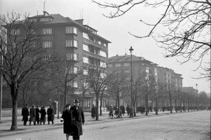 Sofia: Wohnhäuser und Spaziergänger, Boulevard Oswoboditel