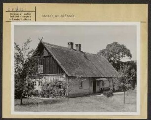 Strohbedeckte Gebäude eines Gehöftes im Spreewald. : Ze słomu skryte twarenja statoka w Błótach