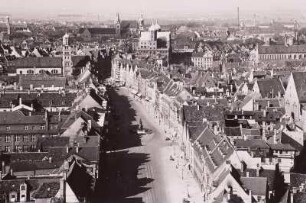 Augsburg, Stadtansicht : Augsburg. Maximilianstraße. Blick vom Turm der Pfarrkirche St. Ulrich und Afra nach Norden mit St. Moritzkirche, Dom, Perlachturm und Rathaus