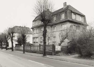 Radeberg, Wohnhaus : Radeberg. Wohnhaus. Dresdner Straße 77. Um 1915. Straßenansicht mit Einfriedung