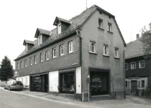 Ebersbach-Neugersdorf, August-Bebel-Straße 32. Wohnhaus mit Ladeneinbau (um 1850)