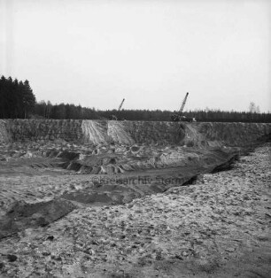 Oher Tannen: Kiesabbau: Blick in Kiesgrube: am gegenüberliegenden Rand zwei Bagger: dahinter Tannenwald