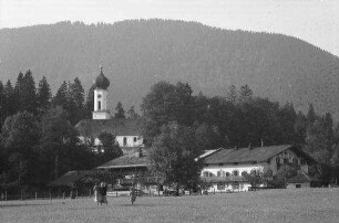 Jachenau: Kirche und Häuser am Hang