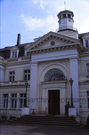 Blumendorf: Gut: Herrenhaus: Nordfassade: Mittelrisalit mit Eingangsportal