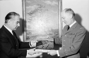 Freiburg: Regierungspräsidium; Regierungspräsident Dr. Person verabschiedet General Paul ...