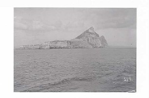 Gibraltar. Küste mit Upper Rock, Leuchtturm und Verteidigungsanlage. Blick von einem Hochseepassagierdampfer?