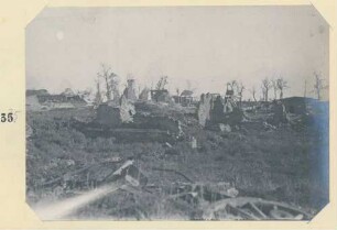 Foto einer zerstörten Häusergruppe in Ovillers(-la-Boisselle)