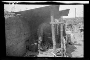 Zwischen Comines (=Comines-Warneton, Belgien) und Messines (=Mesen, Belgien): Soldat in einem Unterstand der "Feuerstellung der Flakbatterie Bragard"