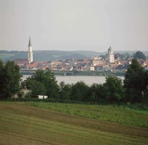 Vilshofen. Blick über die Donau auf die Stadt