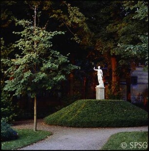 Berlin, Schlosspark Glienicke, Blick auf Statue.